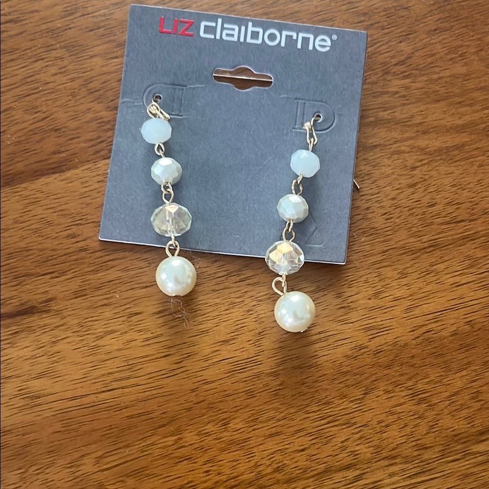 Liz Claiborne White Pearl Jewelry Set - Picture 2 of 9